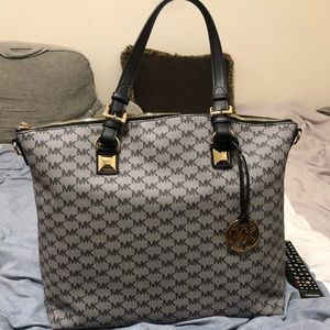 Michael Kors JET SET LG Black Satchel with strap.